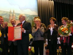 Ehrenbürger Gottfried Rohrer mit Urkunden und weiteren Personen