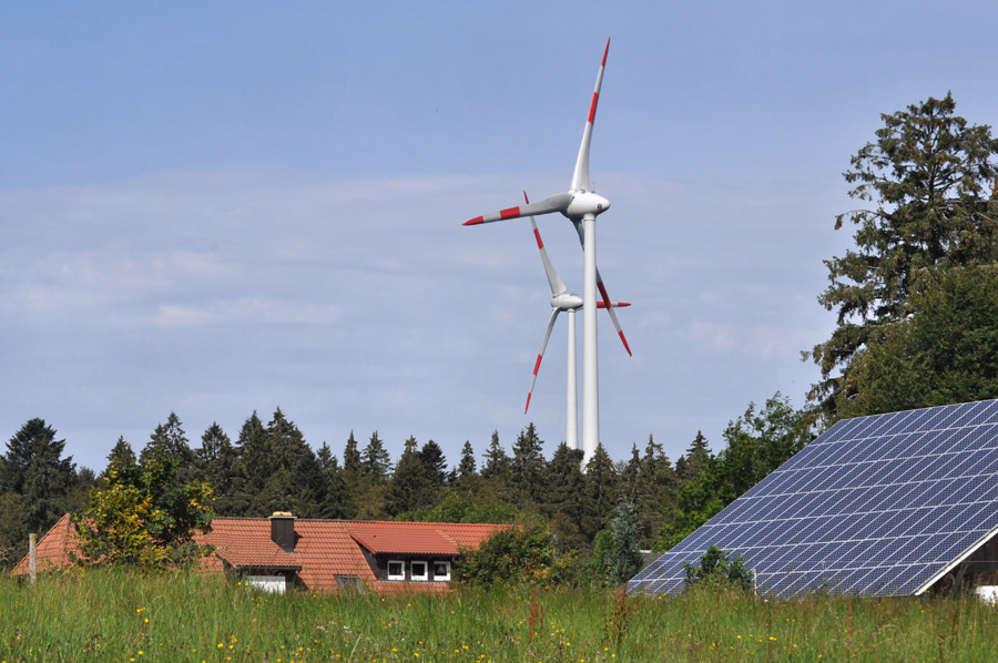 Windkraftanlagen und Photovoltaikanlage bei St. peter